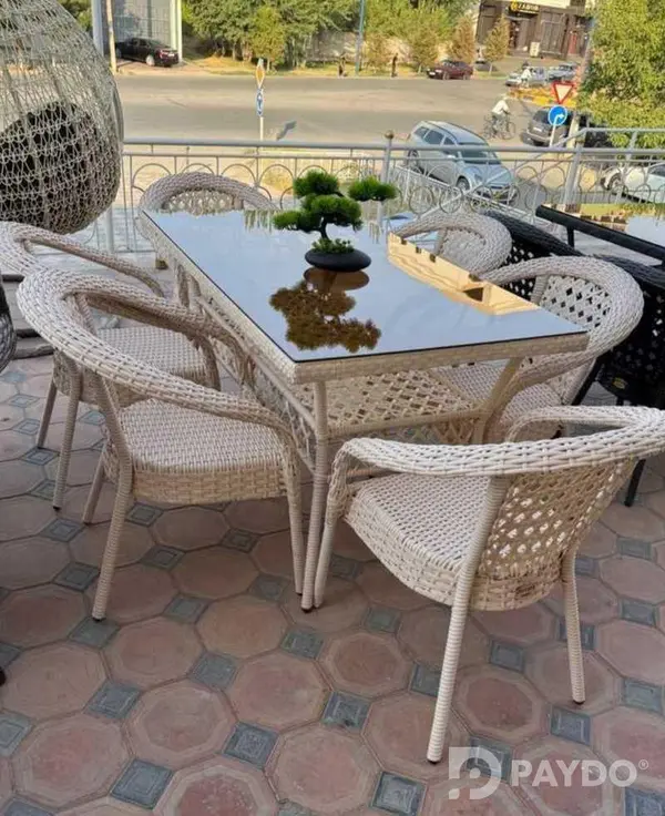 Стол и стулья на прокат